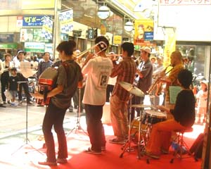 ���c�؃}�������O�ŉ��t��