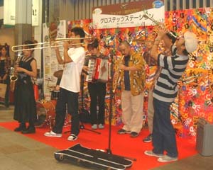 �O�{�{�ʏ��X�X�ŉ��t��