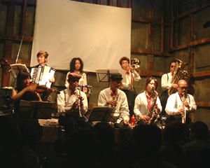 �X�N���[���̑O�ŔM����